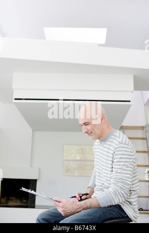 Geschäftsmann, Formular ausfüllen Stockfoto