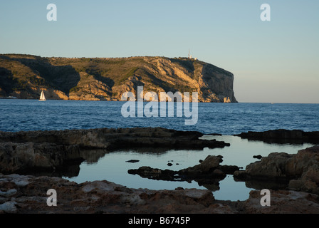 Yacht segeln vorbei an Cabo San Antonio, Javea / Xabia, Provinz Alicante, Comunidad Valenciana, Spanien Stockfoto