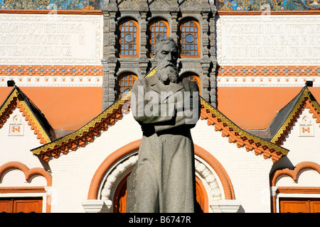 Statue von Pavel Tretyakov vor der staatlichen Tretjakow-Galerie in Moskau, Russland Stockfoto