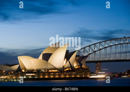 Sydney Opera House und Harbour Bridge bei Nacht Stockfoto