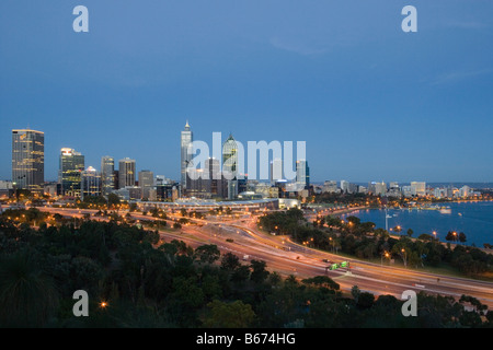 Perth Skyline bei Nacht Stockfoto