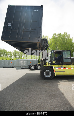 Gabelstapler LKW heben Frachtcontainer Stockfoto