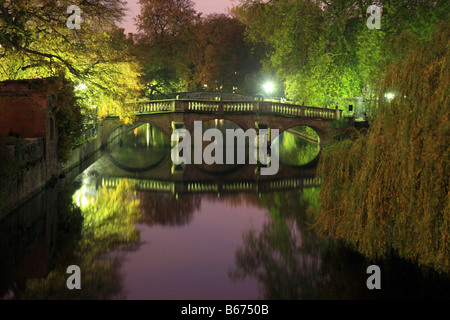 "Clare College Bridge bei Nacht" und die Reflexionen im Fluss Cam, Cambridge, England Stockfoto