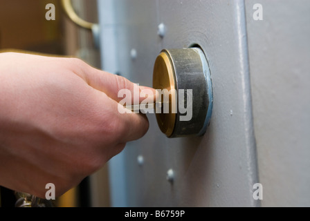 Gefängnis Officer eine Zellentür verriegeln Stockfoto