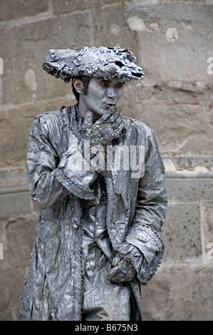 ein Pantomime in Carcassone la cite Frankreich in reinem Grau stoppen und Aktionen wie eine bewegliche Statue bemalt Stockfoto