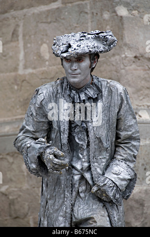 ein Pantomime in Carcassone la cite Frankreich in reinem Grau stoppen und Aktionen wie eine bewegliche Statue bemalt Stockfoto