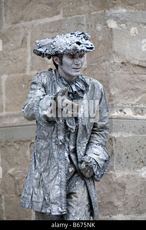 ein Pantomime in Carcassone la cite Frankreich in reinem Grau stoppen und Aktionen wie eine bewegliche Statue bemalt Stockfoto