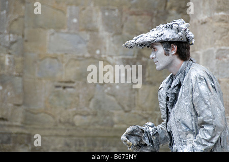 ein Pantomime in Carcassone la cite Frankreich in reinem Grau stoppen und Aktionen wie eine bewegliche Statue bemalt Stockfoto