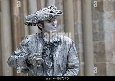 ein Pantomime in Carcassone la cite Frankreich in reinem Grau stoppen und Aktionen wie eine bewegliche Statue bemalt Stockfoto