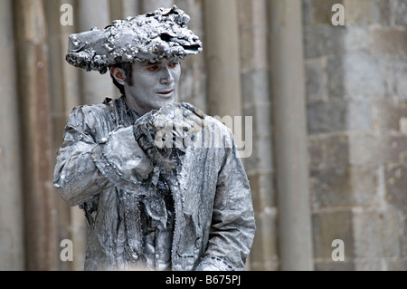 ein Pantomime in Carcassone la cite Frankreich in reinem Grau stoppen und Aktionen wie eine bewegliche Statue bemalt Stockfoto