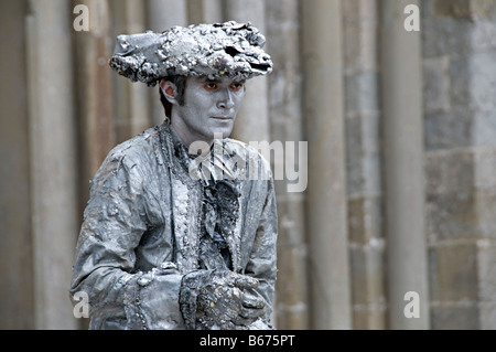 ein Pantomime in Carcassone la cite Frankreich in reinem Grau stoppen und Aktionen wie eine bewegliche Statue bemalt Stockfoto