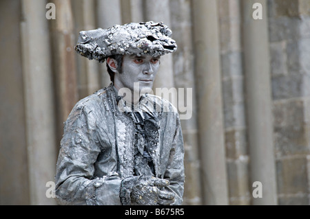 ein Pantomime in Carcassone la cite Frankreich in reinem Grau stoppen und Aktionen wie eine bewegliche Statue bemalt Stockfoto