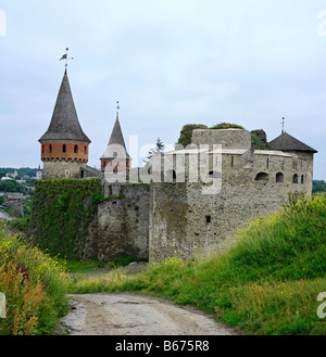 Mauern und Türme der mittelalterlichen Festung Kamianets Podilskyi (Kamenets, Kamieniec), Podolien, Oblast Chmelnyzkyj (Region), Ukraine Stockfoto