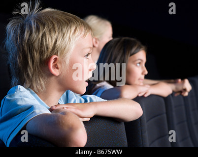 Kinder, die einen Film Stockfoto