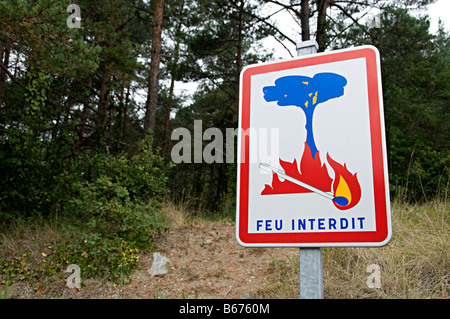 ein Warnsignal in Südfrankreich Warnung über die Gefahr von Waldbränden beim camping Stockfoto