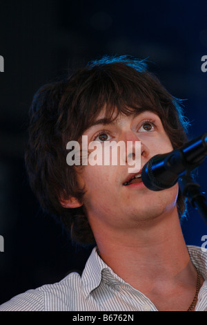 Alex Turner die live beim Glastonbury Festival Juni 2008 mit The Last Shadow Puppets ist auch Lead-Sänger der Arctic Monkeys Stockfoto