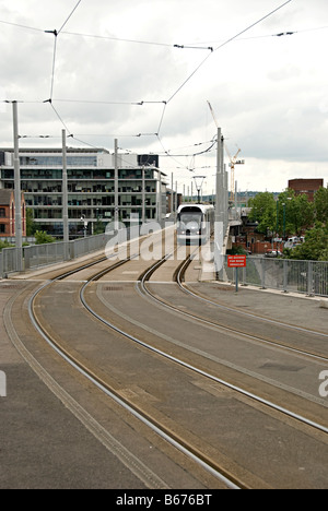 Nottingham-Straßenbahn im Anflug auf Station Straße Terminus am Hauptbahnhof nottingham Stockfoto