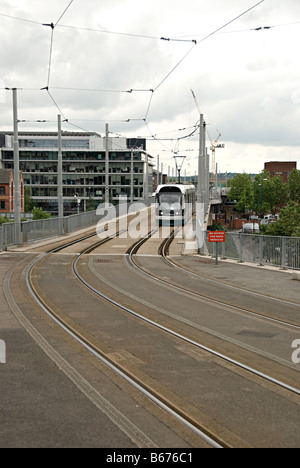 Nottingham-Straßenbahn im Anflug auf Station Straße Terminus am Hauptbahnhof nottingham Stockfoto