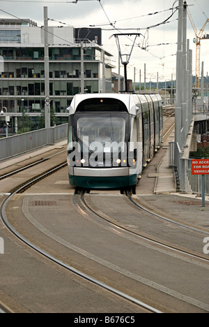 Nottingham-Straßenbahn im Anflug auf Station Straße Terminus am Hauptbahnhof nottingham Stockfoto