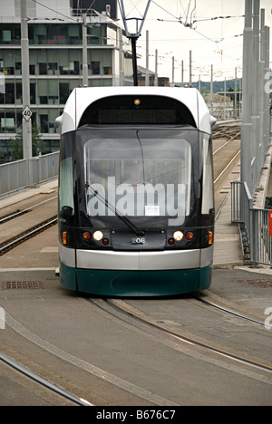 Nottingham-Straßenbahn im Anflug auf Station Straße Terminus am Hauptbahnhof nottingham Stockfoto