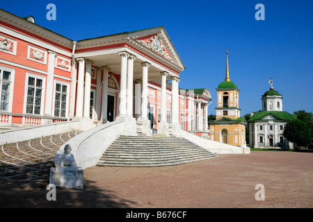 Das 18. Jahrhundert Erlöser Kirche und Glockenturm Palast von kuskowo Immobilien in Moskau, Russland Stockfoto