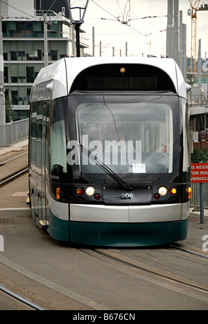 Nottingham-Straßenbahn im Anflug auf Station Straße Terminus am Hauptbahnhof nottingham Stockfoto