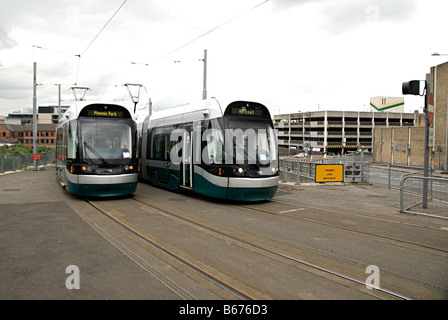 Nottingham-Straßenbahn im Anflug auf Station Straße Terminus am Hauptbahnhof nottingham Stockfoto