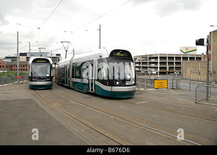 Nottingham-Straßenbahn im Anflug auf Station Straße Terminus am Hauptbahnhof nottingham Stockfoto