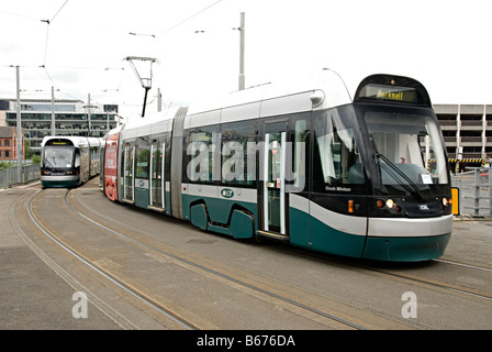 Nottingham-Straßenbahn im Anflug auf Station Straße Terminus am Hauptbahnhof nottingham Stockfoto