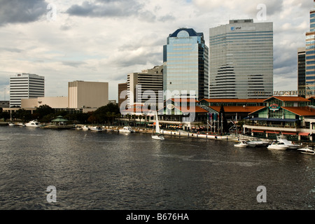 Blick auf die Jacksonville Landing in der Weihnachtszeit in Jacksonville, Florida Stockfoto