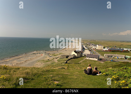 Sonne-Badegäste Blick auf Dinas Dinlle Strand in wales Stockfoto