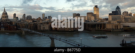 Blick über die Themse und die City of London mit dem neuen Jahrtausend zu Fuß die Brücke zwischen den Nord- und Banken, die auf der Suche Stockfoto