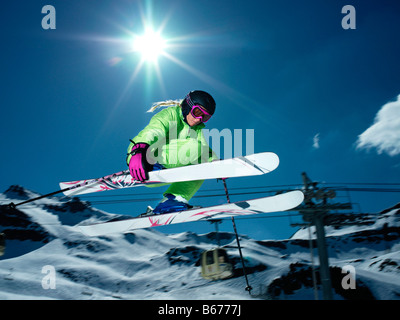 Skifahrerin springen Stockfoto