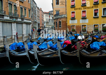 Ein Gondoliere in Venedig ist seine Gondel für den Arbeitstag prepairing Stockfoto