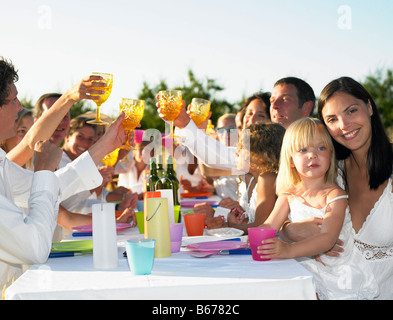 Menschen beim Essen, im freien Stockfoto