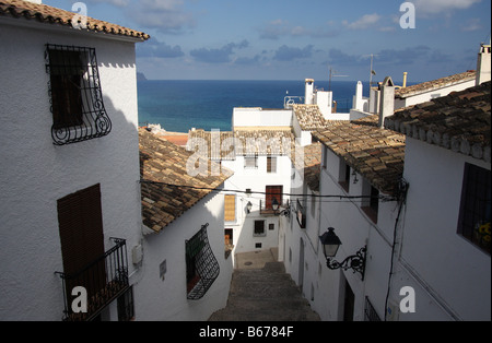 Weiß getünchten Fassaden und Ziegeldächer, Blick auf das Mittelmeer in Altea, Spanien Stockfoto