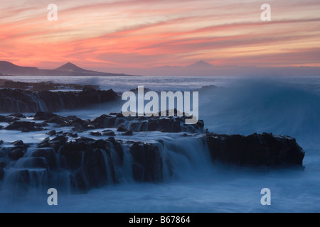 Hans in Richtung El Teide auf Teneriffa (rechts) und Galdar (links) bei Sonnenuntergang von der Nordküste von Gran Canaria Stockfoto