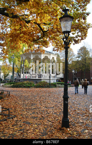 Musikpavillon und charakteristischen Straße Licht Munsterplein Roermond Niederlande im Herbst Stockfoto