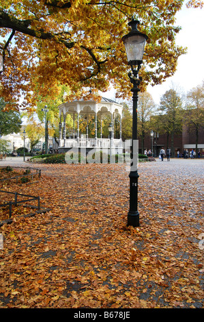 Musikpavillon und charakteristischen Straße Licht Munsterplein Roermond Niederlande im Herbst Stockfoto