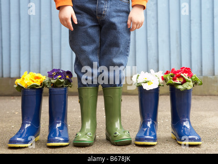 Jungen tragen Frosch Gummistiefel Stockfoto