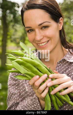 Frau halten Frische Stangenbohnen Stockfoto