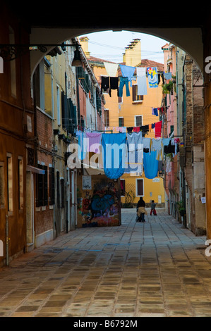Laundryday in Venedig Italien Wäsche hängen zum Trocknen auf Wäsche waschenden Linien über die schmalen Straßen Stockfoto