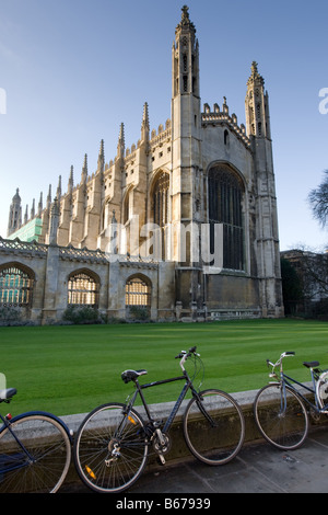 Fahrräder mit Kings College in Cambridge im Hintergrund Stockfoto