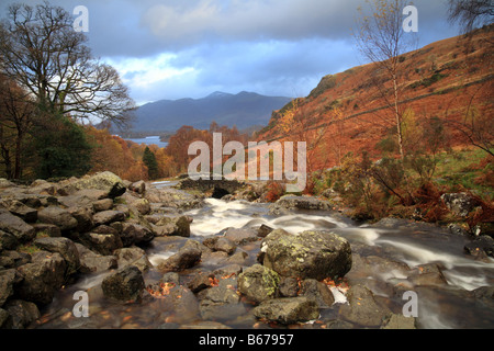 "Ashness Brücke" im Herbst, Borrowdale, Lake Distrikt Cumbria Stockfoto