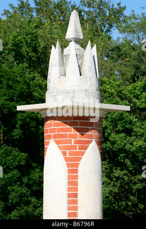 Die neugotische (Gothic Revival) Säule auf einer Brücke im 18. Jahrhundert Zarizyno in Moskau, Russland Stockfoto