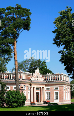 Ein Pavillon im romantischen neugotischen (Gothic Revival) Stil im 18. Jahrhundert Tsaritsyno Immobilien in Moskau, Russland Stockfoto