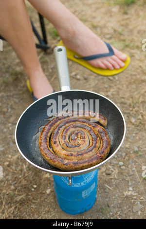 Wurst in camping-Kocher Stockfoto