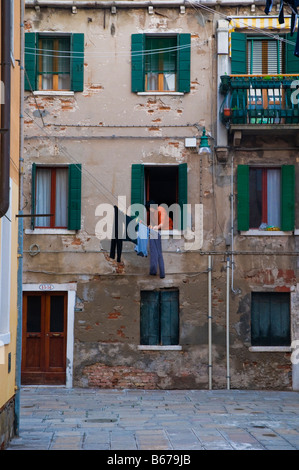 Laundryday in Venedig Italien Wäsche hängen zum Trocknen auf Wäscheleinen über die schmalen Straßen Stockfoto