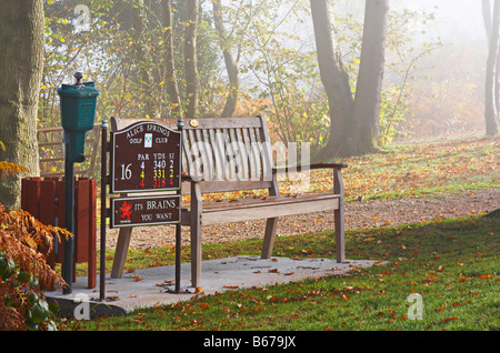 Die Bank am Abschlag am 16. Loch auf dem Golfplatz Monnow in Usk South Wales Stockfoto