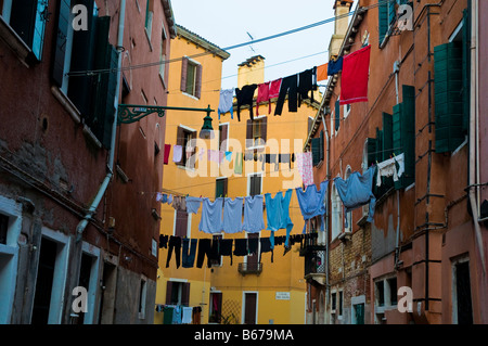 Laundryday in Venedig Italien Wäsche hängen zum Trocknen auf Wäscheleinen über die schmalen Straßen Stockfoto